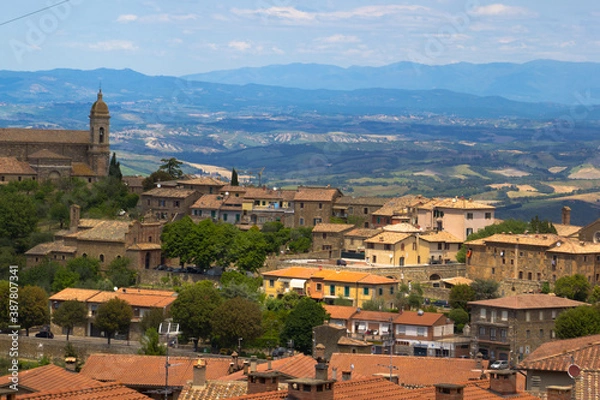 Fototapeta Montalcino Ortsansicht der Toskana, mit der Hügellandschaft des Orcia Tals