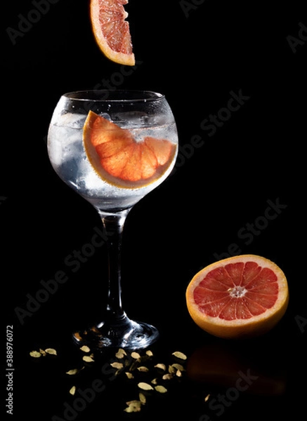 Fototapeta Gintonic de pomelo de decoración con el pomelo haciendo ver que se cae