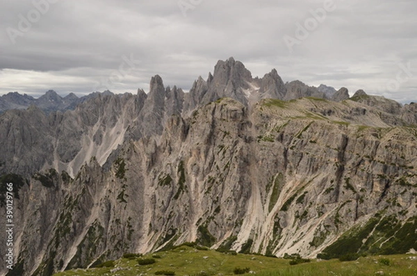 Fototapeta Hiking on the dramatic mountain ridges of Misurina and Drei Zinnen / Tre Cime di Lavaredo in the Dolomites, Northern Italy