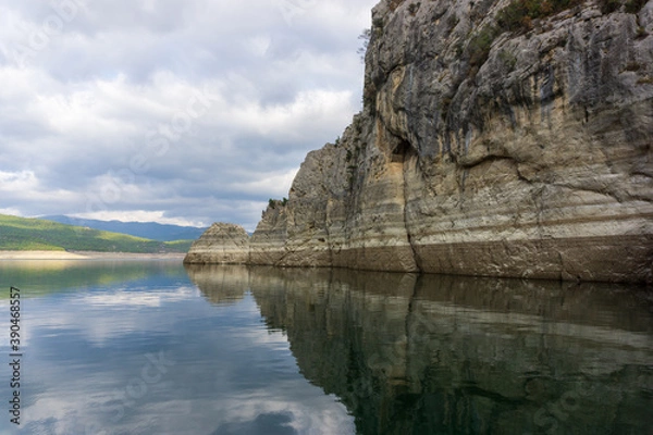 Fototapeta 
Reflection of rocks in water on a cloudy day