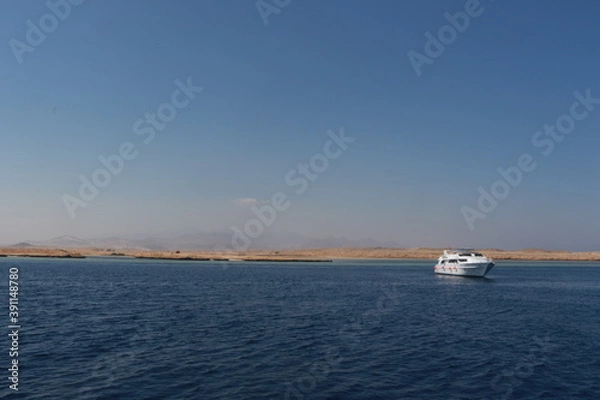 Fototapeta ship in the sea