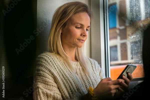 Fototapeta junge Frau mit mobiltelefon