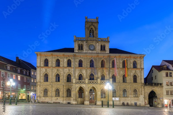 Fototapeta Rathaus in Weimar zur Blauen Stunde