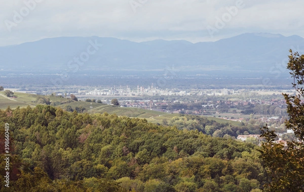 Fototapeta Badenweiler, station thermale en Forêt-Noire. Vue sur la plaine du Rhin, l'Alsace, les vosges et le Römerberg depuis le mirador 'Vogesenblick' dans le Parc thermal Kurfürstenpark'