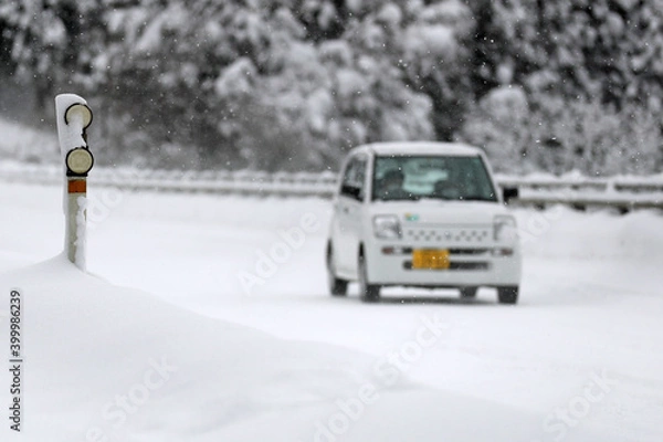 Fototapeta 大雪の中を走る自動車（豪雪地帯の冬）