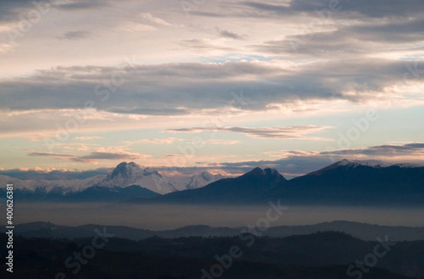 Fototapeta Montagne innevate degli Appennini in un luminoso tramonto invernale