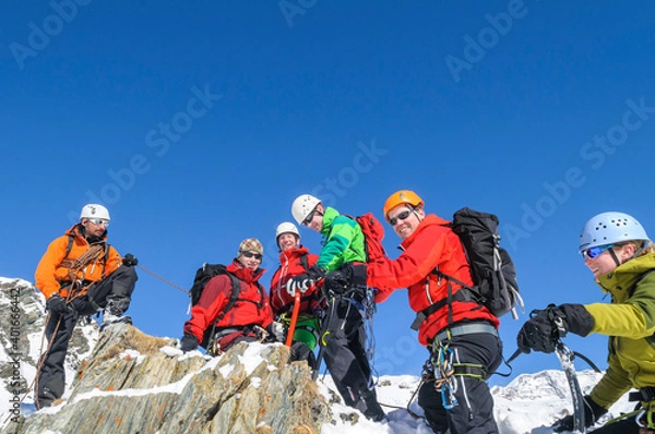 Fototapeta Gipfelfreude bei einer Gruppe Alpinisten.