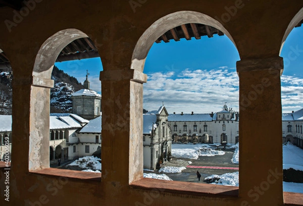 Fototapeta vista dal chiostro superiore della basilica vecchia e del piazzale antistante del Santuario di Oropa (Biella) in ambiente innevato