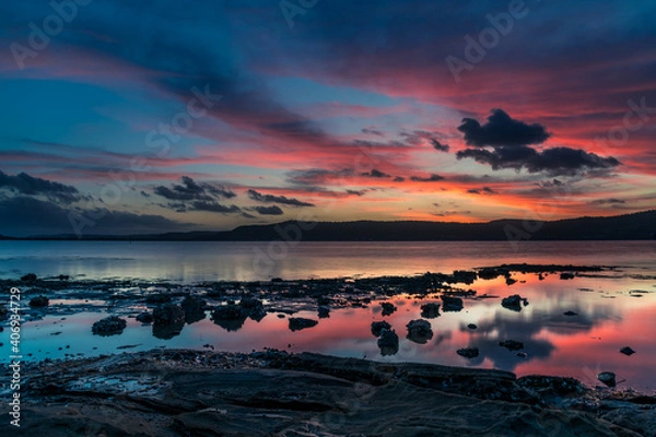 Fototapeta High cloud sunset waterscape with reflections by the bay