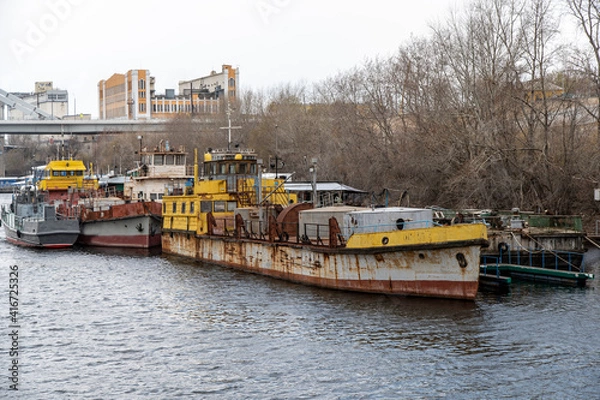 Fototapeta ships in the spring on the river in the docks