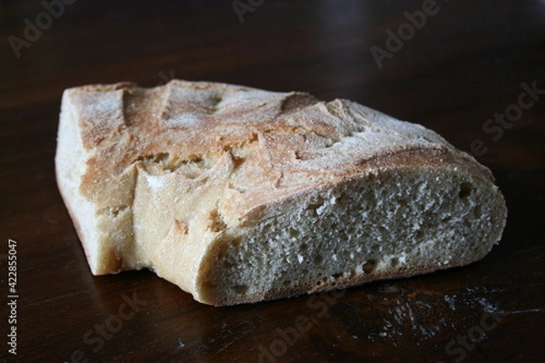 Obraz Pezzo di pane fatto in casa, tipico della Sicilia, con crosta dura e mollica fitta e morbida