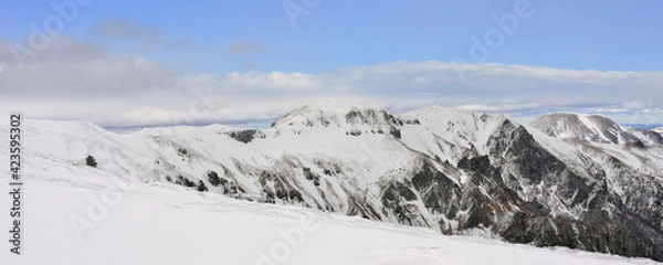 Fototapeta Panoramique Massif central sur tapis blanc à Super-Besse (63610 Besse et Saint Anastaise), département du Puy-de-Dôme en région Auvergne-Rhône-Alpes, France