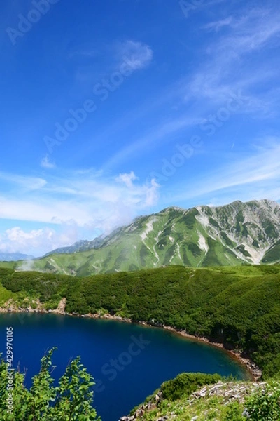 Fototapeta 中部山岳国立公園。室堂平・ミクリガ池より立山を望む。立山、富山、日本。8月下旬。