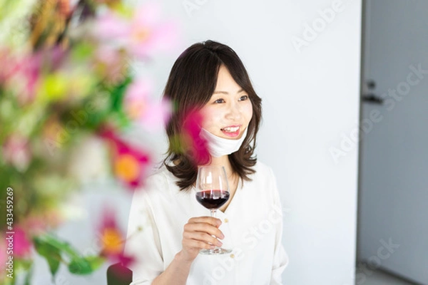 Fototapeta マスクをしてお酒を飲む若い女性