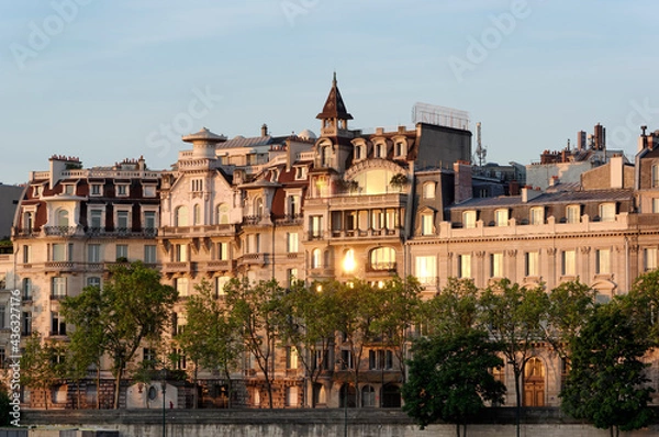 Fototapeta Old facades along the Seine river quay in the 7th arrondissement of Paris