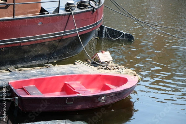 Fototapeta FU 2020-08-11 Fries T2 806 rotes Ruderboot im Wasser