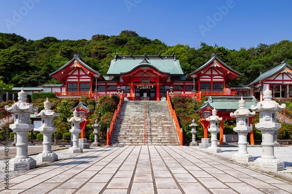 Fototapeta 絶景の海岸線に建つ福徳稲荷神社　山口県下関市