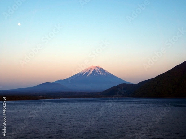 Fototapeta 夕暮れの本栖湖と富士山