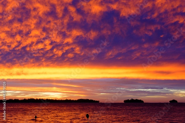 Fototapeta Bora Bora (Polynésie Française) : coucher du soleil sur le lagon et les motus