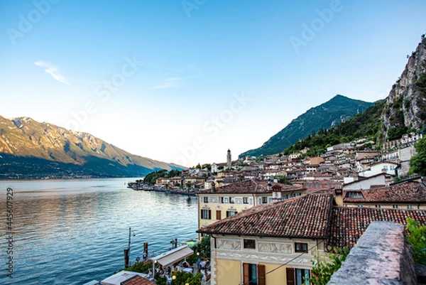 Fototapeta Italienische Kleinstadt nahe dem Gardasee.