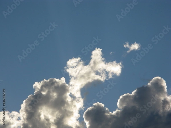 Fototapeta Nuage rétroéclairé sur un ciel bleu profond