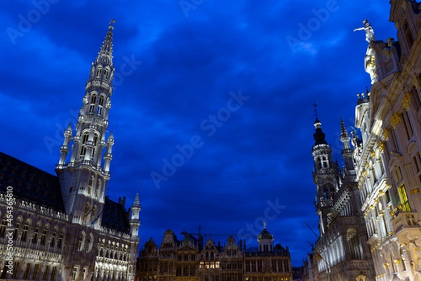 Fototapeta The Grand Place the central square of Brussels with the Town Hall on a summer evening