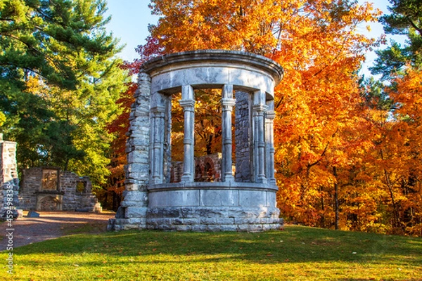 Fototapeta Beautiful fall colours at the Mackenzie King Estate in Gatineau Park, Quebec, Canada