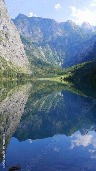 Fototapeta türkisblauer Obersee beim Königsee mit Spiegelung der Felswände und im Hintergrund die Fischunkelalm bei strahlendem Sonnenschein