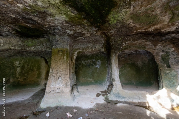 Fototapeta ghost town in the cave settlement of Vitozza. Old village dug into the tuff. Città del Tufo archaeological park. Sorano, Sovana, Tuff city in Tuscany. Italy