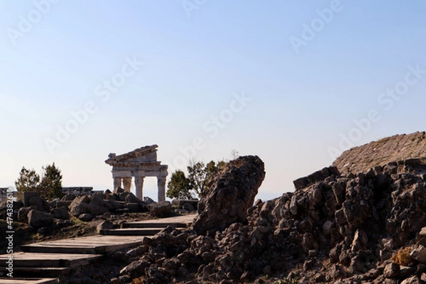 Fototapeta scenic view to the ruins of Pergamon acropolis in Turkey in clear autumn day