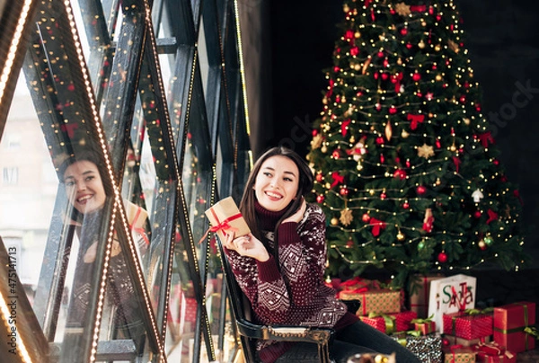 Fototapeta girl with a new year gift