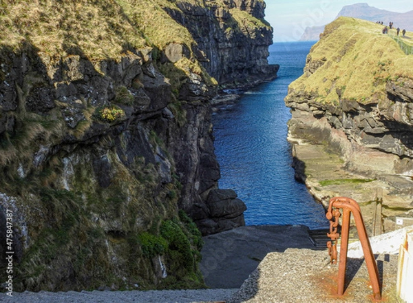 Fototapeta Hafen in einer Felsspalte bei Gjógv mit einer Seilwinde, Insel  Eysturoy, Färöer Inseln