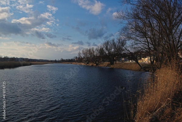 Fototapeta lake in the middle, city