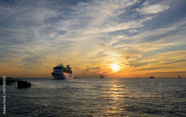 Obraz Cruise ship departing Key West just before sunset