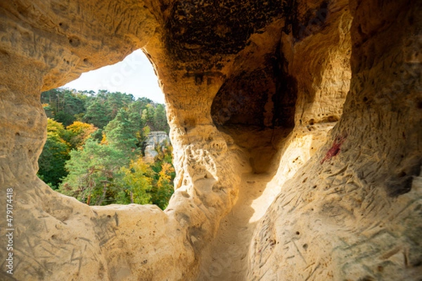 Obraz Höhle aus Sandstein mit Säulen in den Klusfelsen im Harz Gebirge in Deutschland 