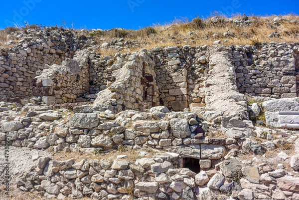 Fototapeta Ancient Thera housing ruins. Ancient city remains at the Messavouno (Mésa Vounó) mountain on Santorini island, Greece.