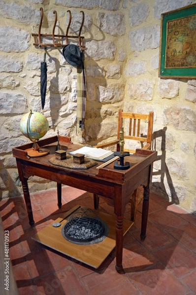 Fototapeta La mesa del maestro profesor en una antigua escuela de un pueblo de España. La escuela de antiguamente.