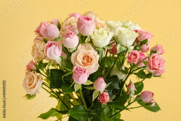 Fototapeta Vase with bouquet of beautiful fresh roses on color background