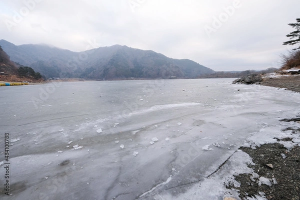 Fototapeta 凍った山梨県の精進湖