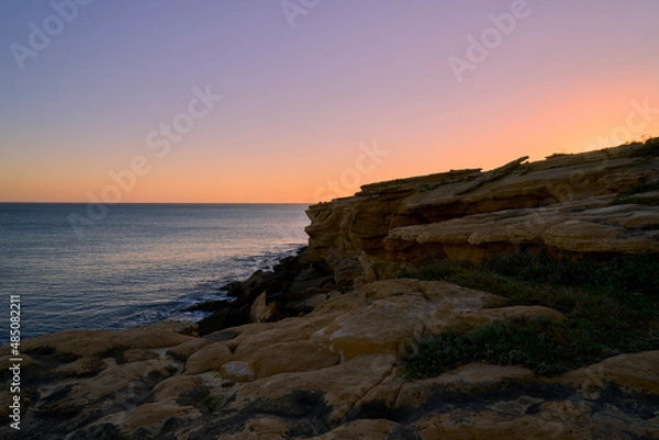 Fototapeta Sonnenuntergang über der Felsküste am Atlantik zwischen Burgau und Luz westlich von Lagos, Algarve, Barlavento, Westalgarve, Felsalgarve, Distrikt Faro, Portugal, Europa