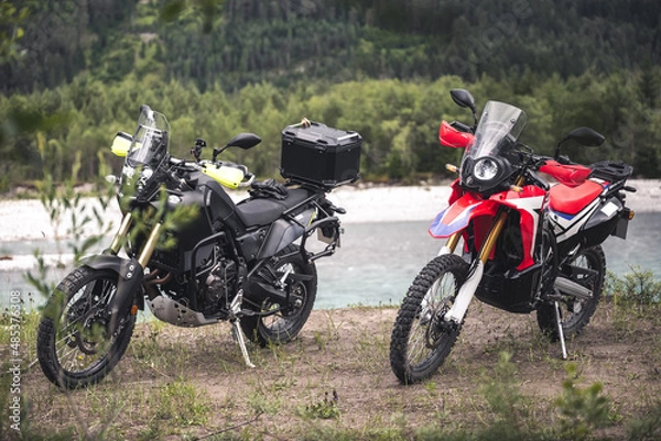 Fototapeta Motorräder an Ufer eines Bergflusses