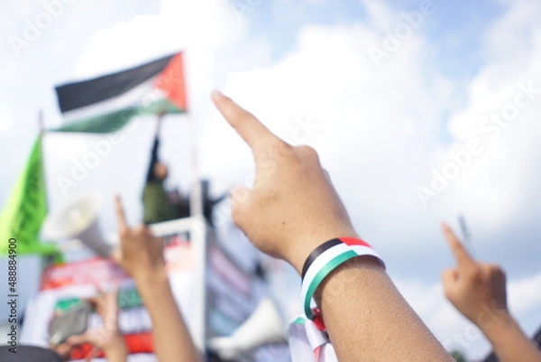 Fototapeta hands with bracelets that resemble the colors of the palestine flag