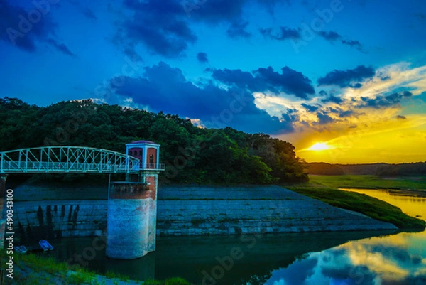 Fototapeta 多摩湖・村山上貯水池の夕暮れ