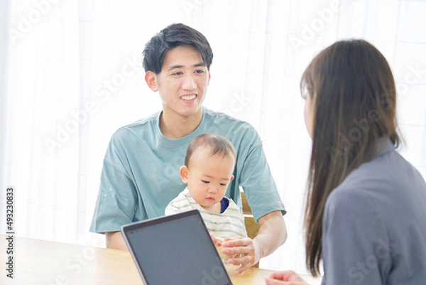 Fototapeta ビジネス　外交員　父親と赤ちゃん　リビング