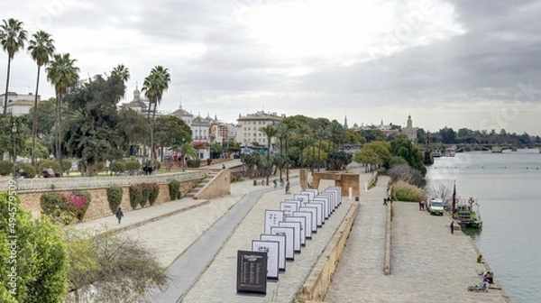 Fototapeta La tour de l'or sur les rives de la rivière à Guadalquivir à Séville