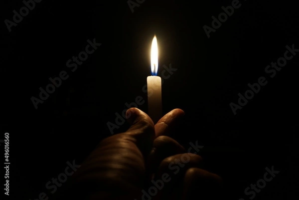 Fototapeta hand holding candle