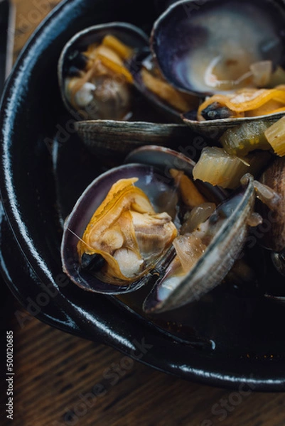 Fototapeta Pacific Northwest clams in broth in a bowl