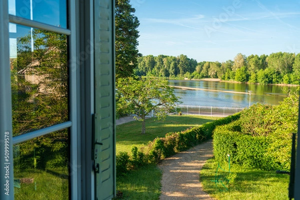 Fototapeta Blick aus dem Fenster eines Hauses auf die Loire bei Combleux, Orléans, Frankreich