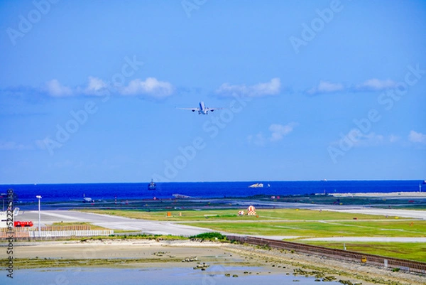 Obraz 瀬長島から那覇空港を離陸する飛行機（沖縄県豊見城市）