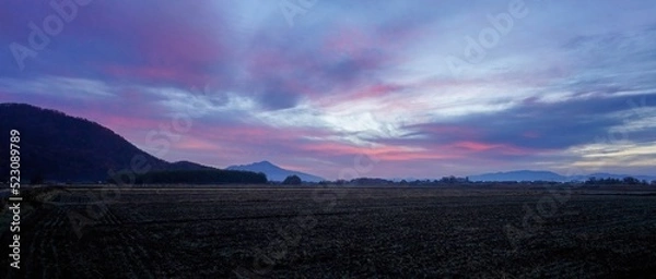 Fototapeta 朝焼けに染まる夜明け前の伊吹山のパノラマ情景＠滋賀